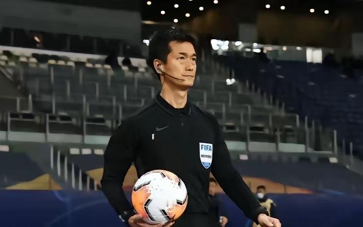 是协杯决赛本来是年终中国足球的一场感宴，但却让请来的外援裁判搞砸了。先是国安队在