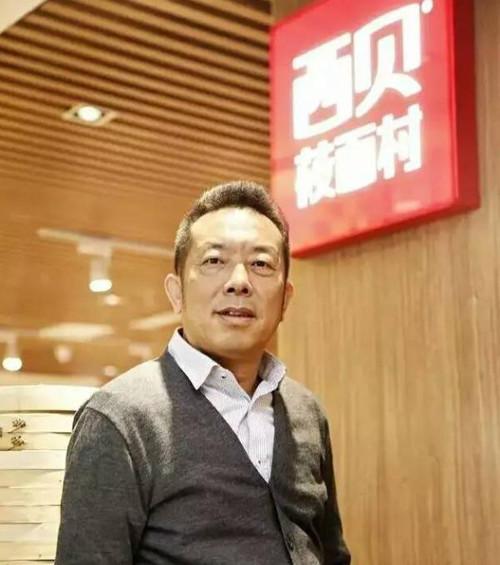 餐饮界最近的情况有点意思，一边是西贝贾国龙清空社交媒体黯然“退网”，另一边是江西