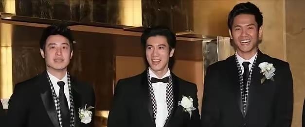 别人离婚老死不相往来，这家人结婚还给前任寄喜饼。蓝正龙收到大S喜饼时当场愣住，反问小S：“可以帮我问