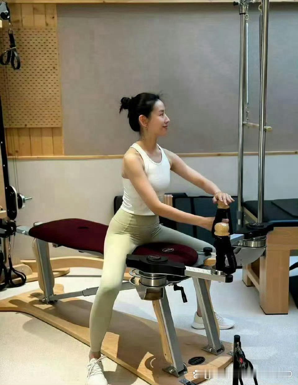 45岁董洁上普拉提课被拍，扎着高马尾，化着淡妆，这状态哪里像奔五的人？简直是被岁