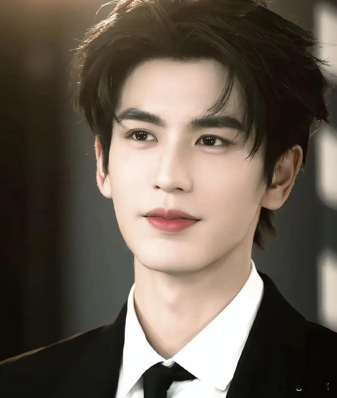 看一下张凌赫的魔鬼行程图，还不包括未公开拍摄，感觉他的行程简直就是爆满。但是