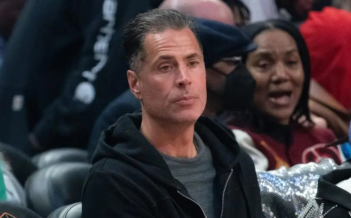 据湖人LakersDaily发文：湖人队目前正在进行“合并”交易