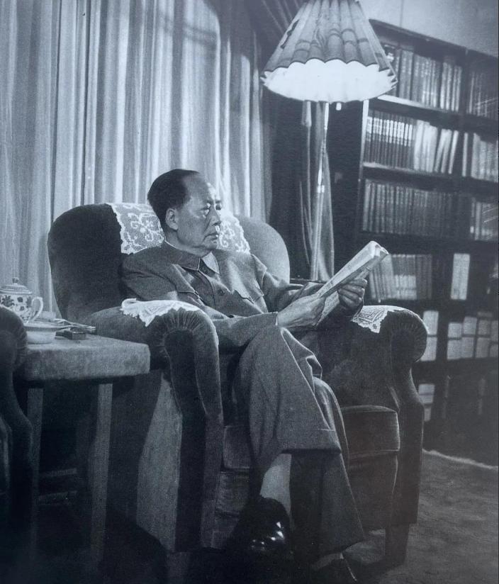 1960年，毛主席已有七个月没有吃过肉。宋庆龄特意从上海赶来北京，带来一网兜螃