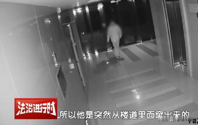上海，一男子没有经济来源，尾随了一位单身女子跟其来到住处，趁女子开门的时候迅速闯