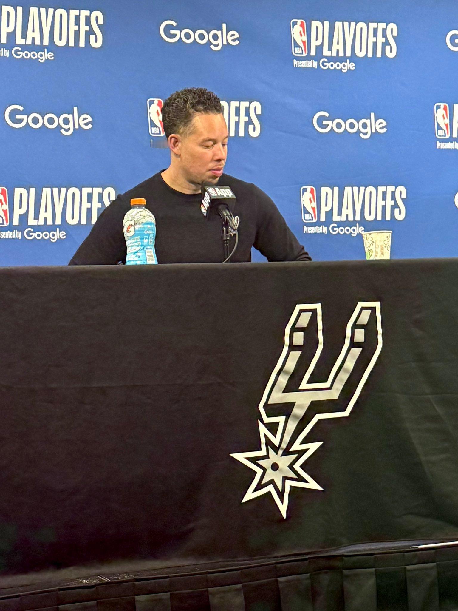 马刺主帅米奇赛后谈到文班亚马情况:“我只知道他遭遇了脑震荡，目前处于保护协议中，