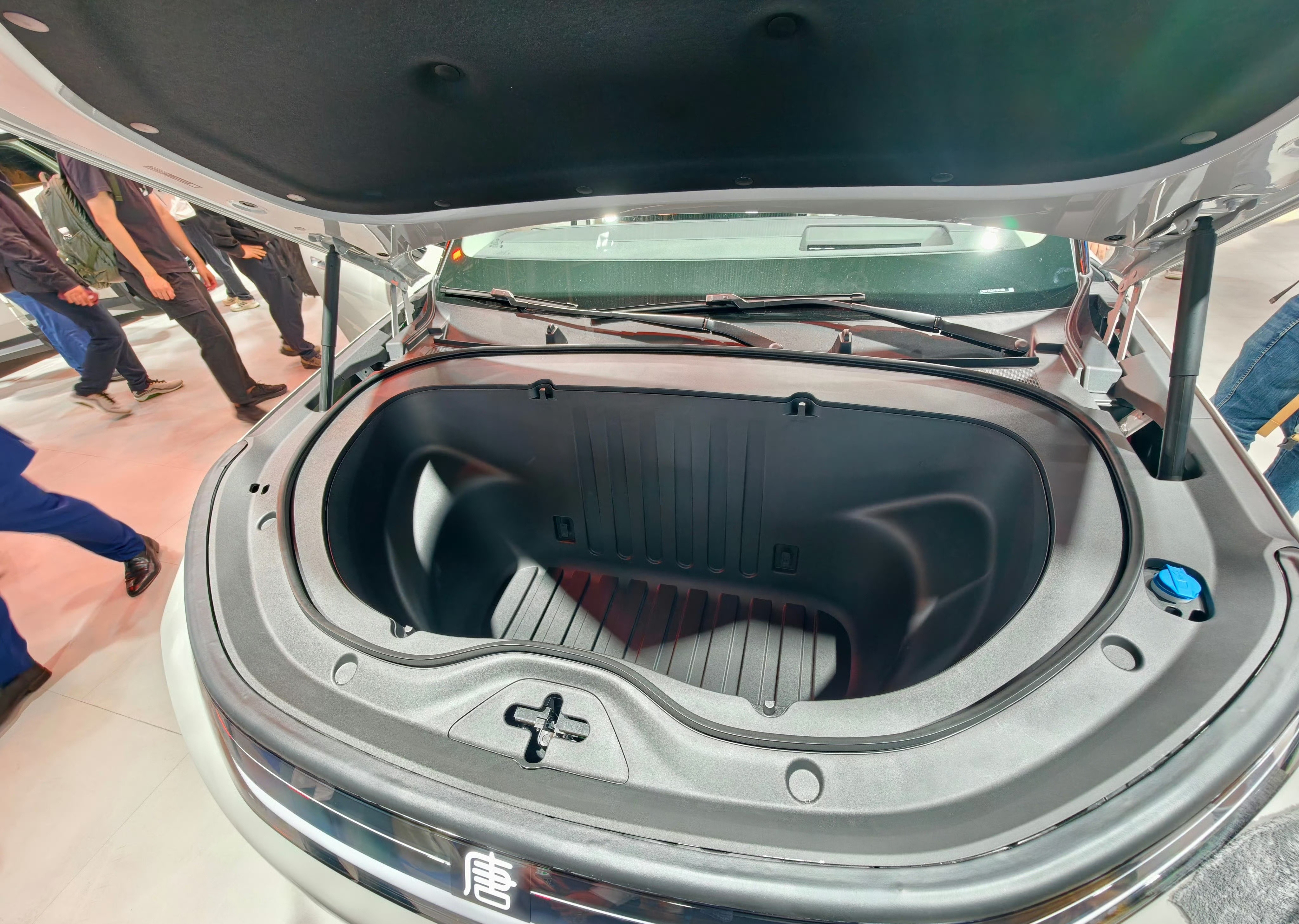 智驾数码团北京车展潮这看比亚迪大唐昨天预售价出来的时候，25万-32万，全场炸了