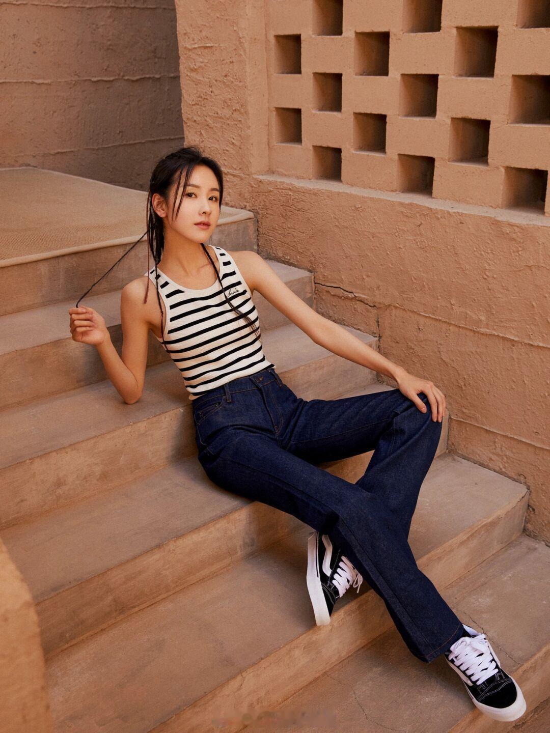 陈都灵条纹吊带背心