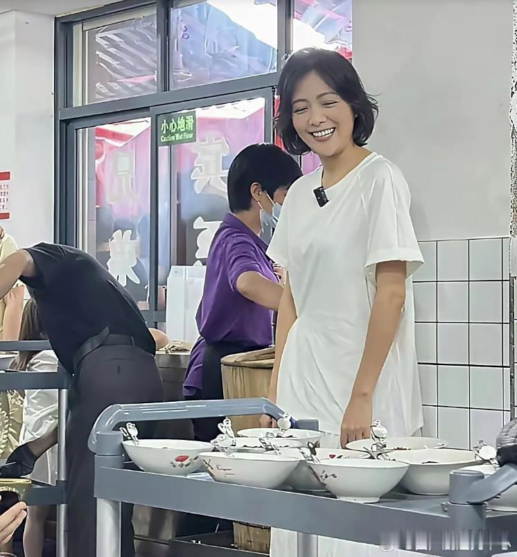 51岁汪涵跟47岁杨乐乐站一块儿，活脱脱老少配。