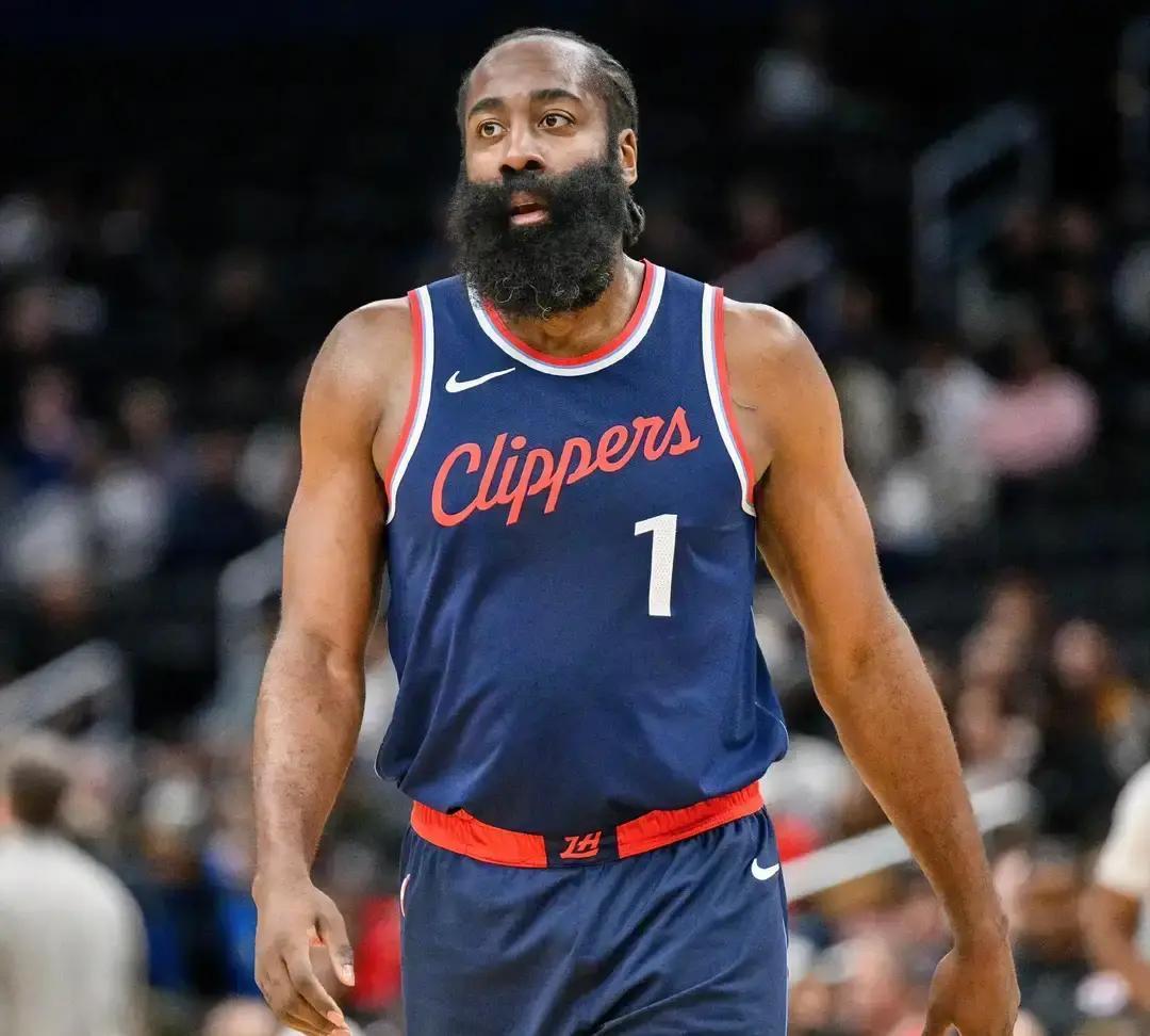 开赛前泰伦·卢把战术板扔了：就一条，把球给哈登。然后哈登传出了34分6助攻