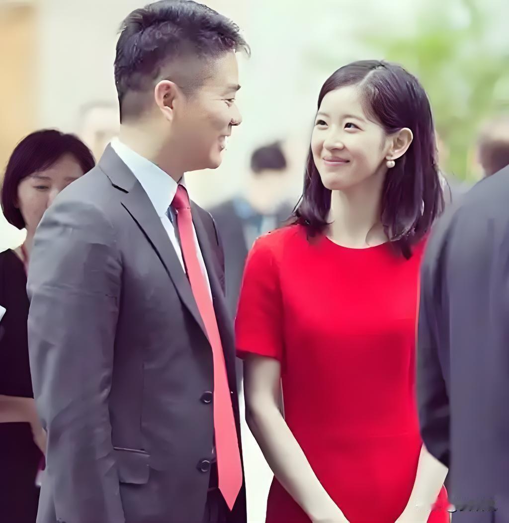 章泽天眼里的光终究熄灭了,结婚10年整,3个孩子。刚结婚,章泽天都是挽着刘强东,