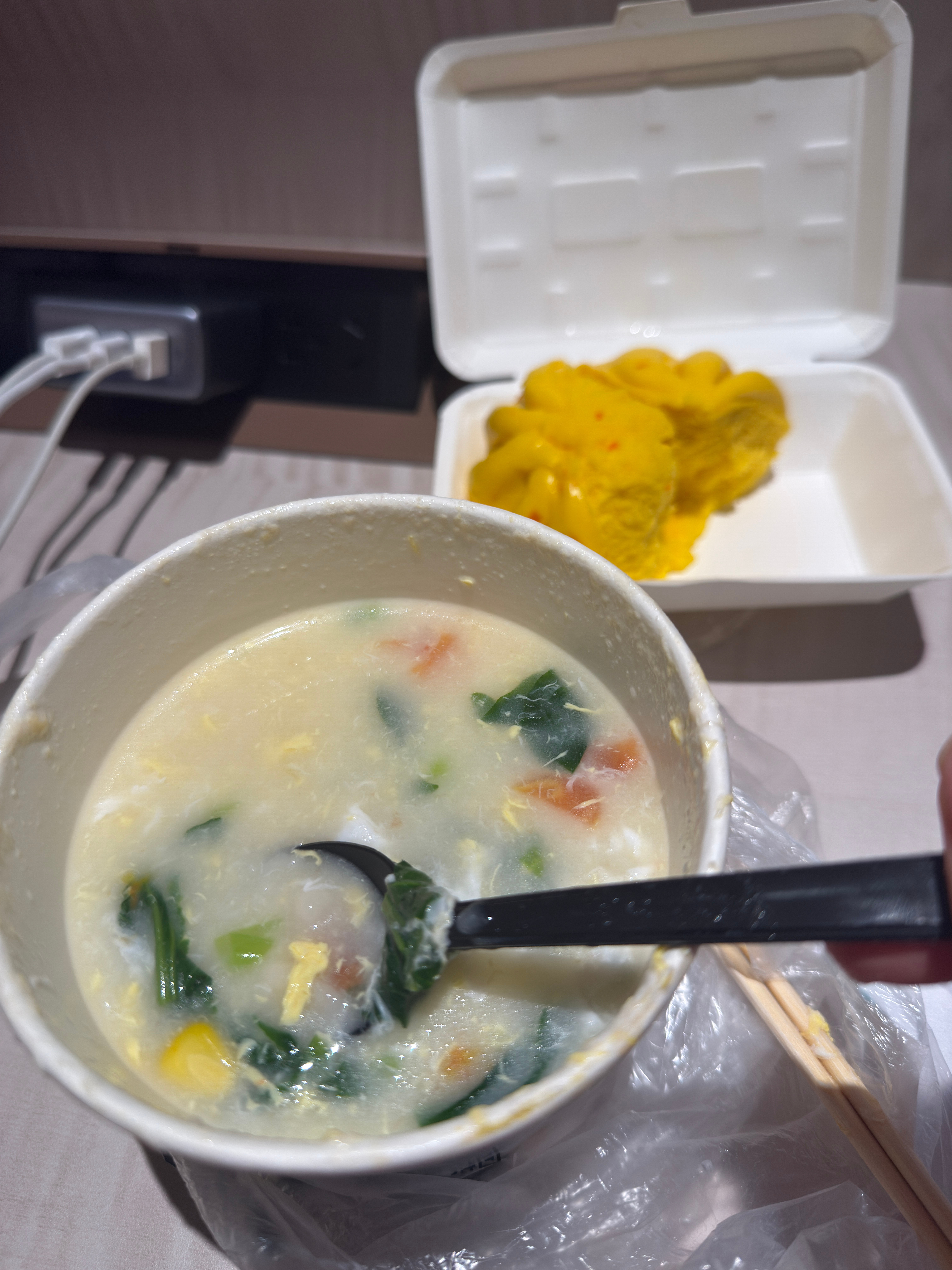 刚彩排完回到酒店秋天里的第一杯奶茶，买了，凉了，没喝上[哭哭]喝了秋天里的第一碗西