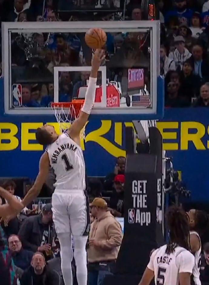 文班亚马太夸张了！这封盖高度，基本上站在三秒区里，只要不吃晃，任何人想高打板