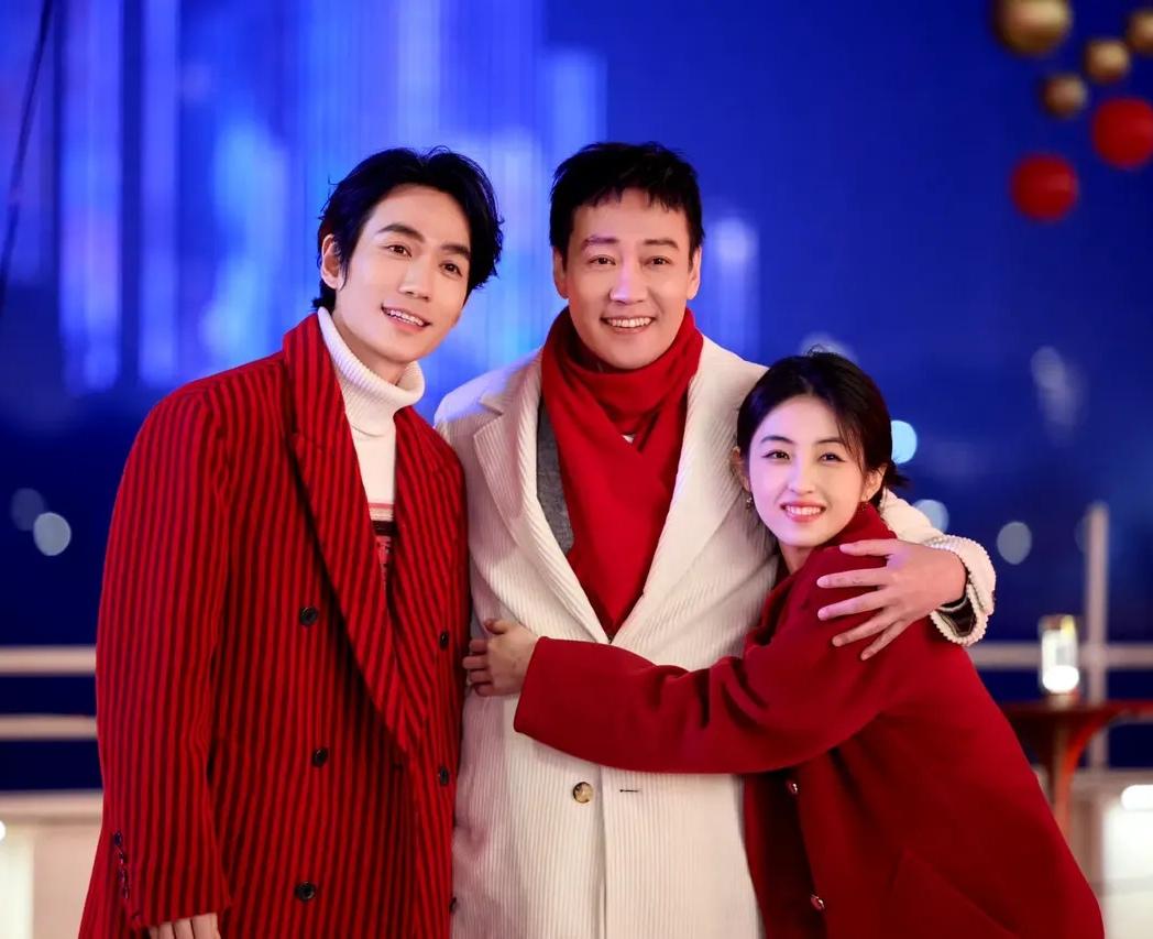 3星同框：我只认出了方脸阔眉、笑若朗月、温润如玉的辛柏青与曲眉长颊、素齿如贝、笑