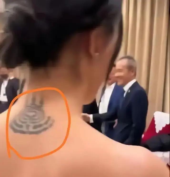 74岁的王石，最近又火了。不是因为登山，而是因为陪小30岁的妻子田朴珺看展。