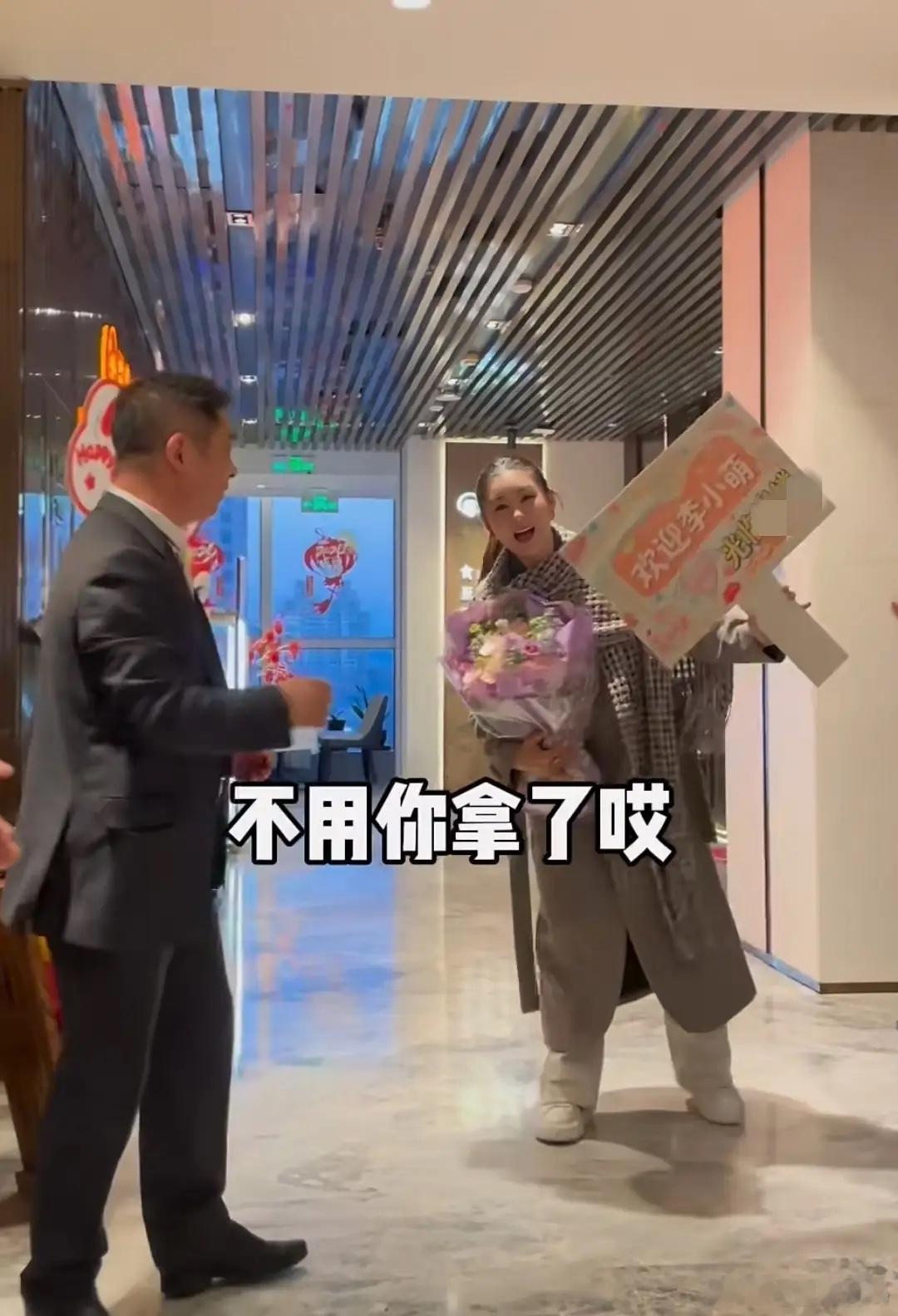 李小萌过年回天津娘家，请亲戚吃饭王雷缺席，妈妈出镜好年轻优雅！！！