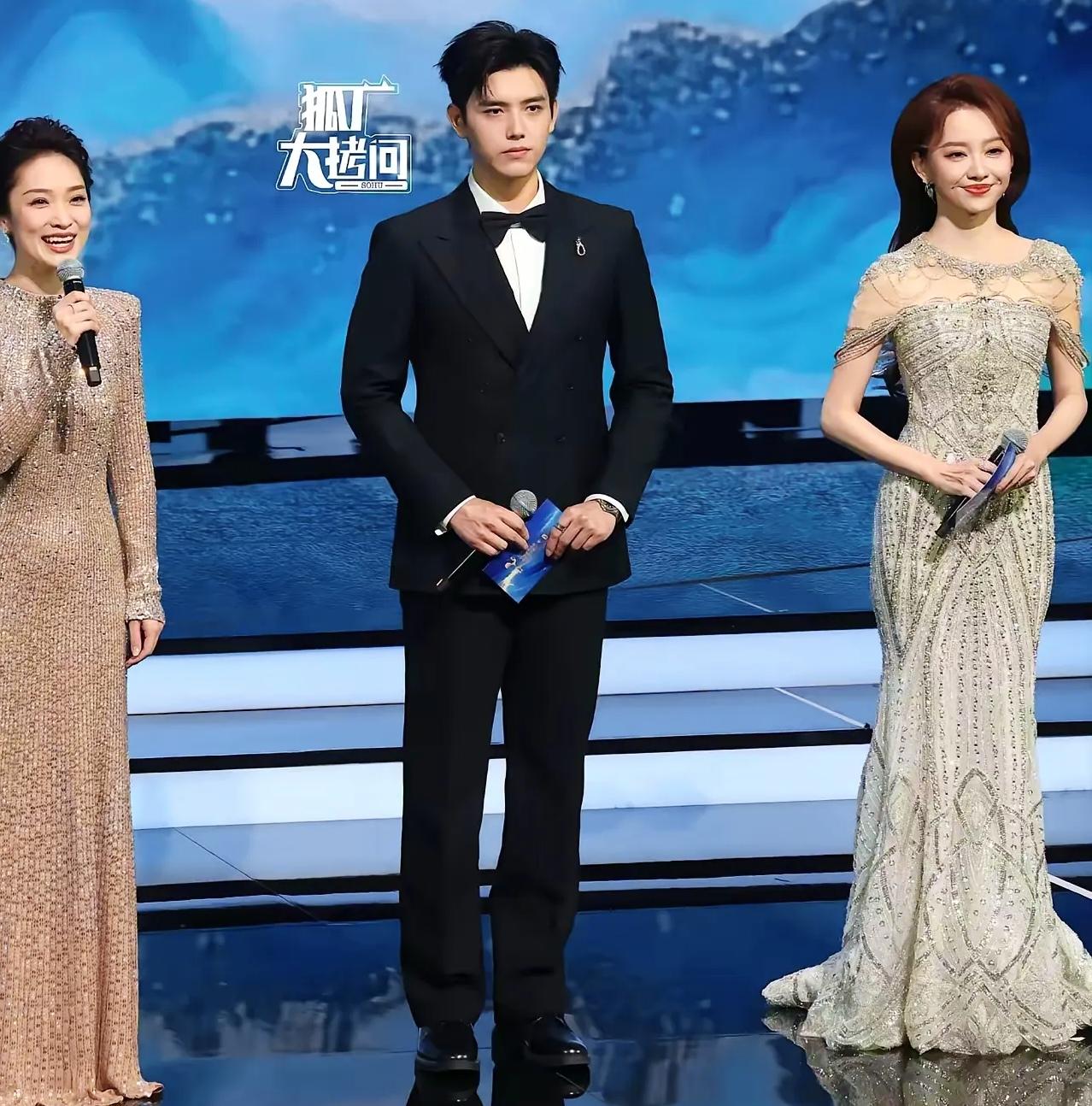 昨天晚上金鸡奖开幕式最尴尬的，哪是明星穿错礼服？明明是第一次主持就站C位的陈