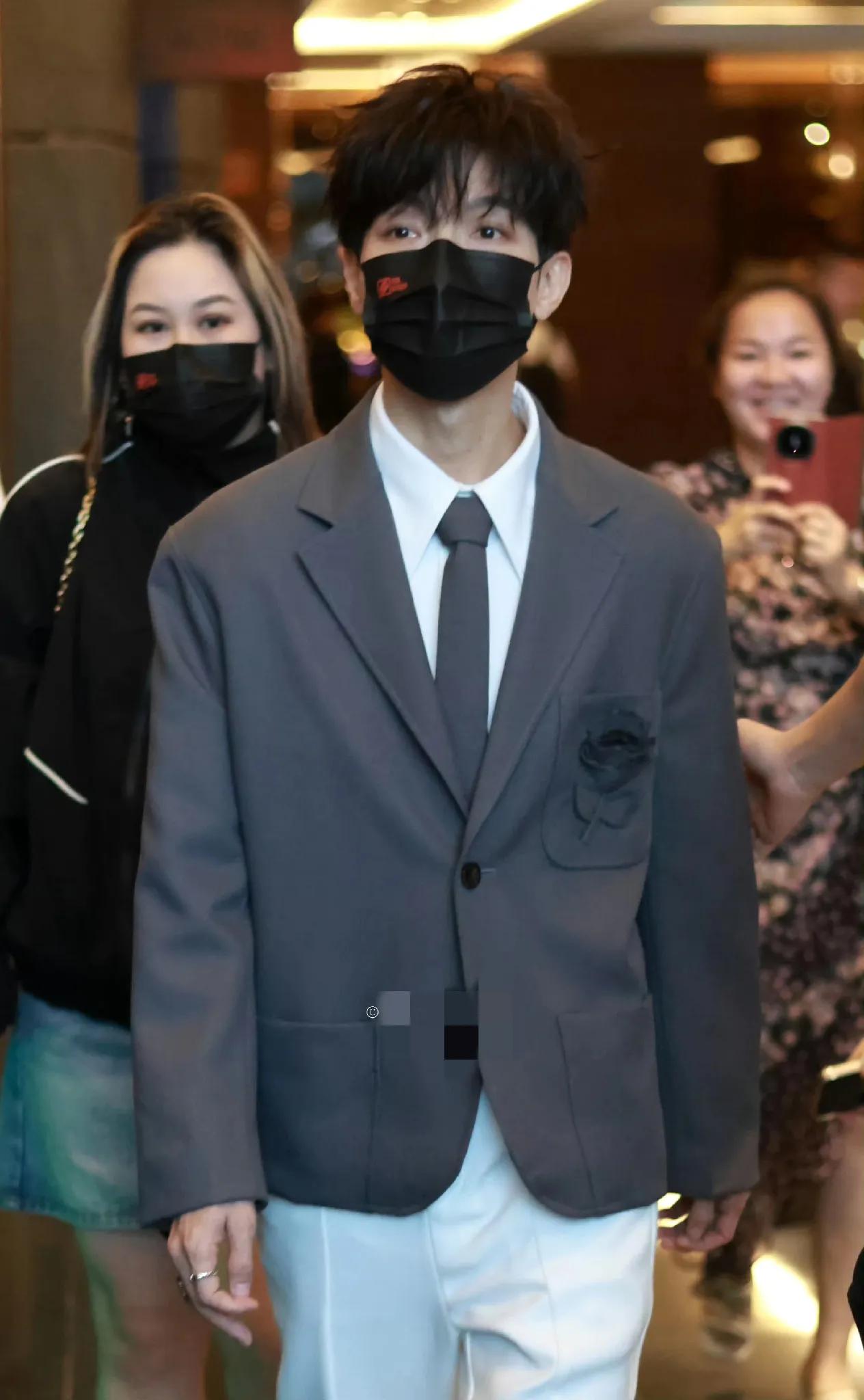 陈楚生的衣服就像他的歌单一样让人惊艳，谁也无法预料到他下一场要唱什么，也同样不知