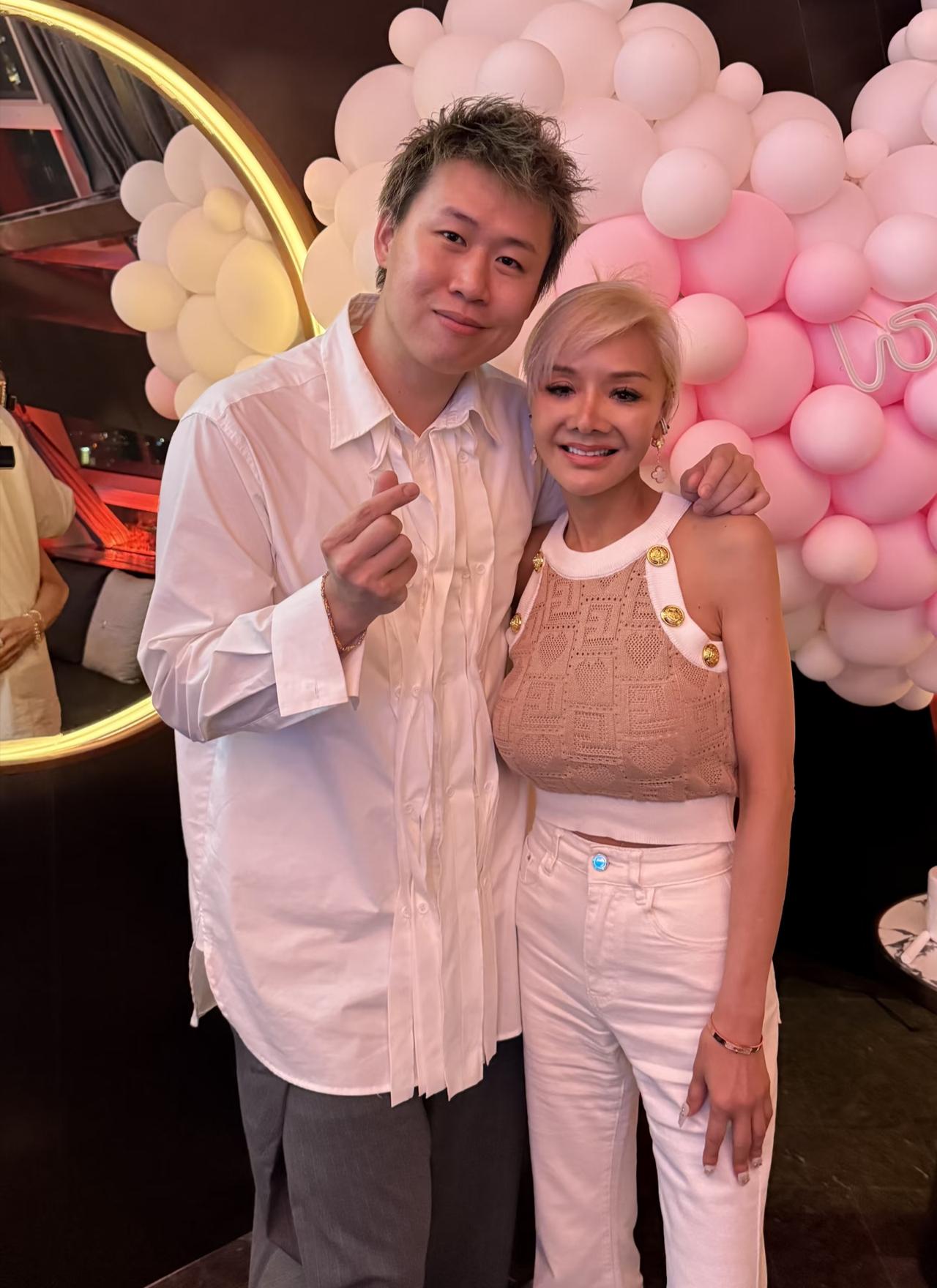 60岁叶子楣在香港参加朋友的生日宴，她整个人形象大变，染了一头银发，身材暴瘦，脸