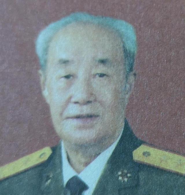 1961年，原沈阳军区司令邓华上将前往川西高原视察，路遇驻军第130师。师长董占