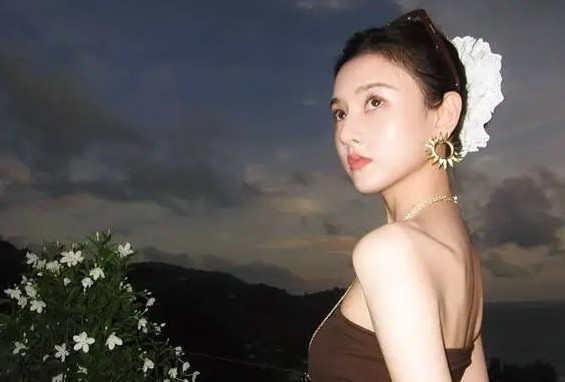宋祖儿解锁美拉德风穿搭，锁骨线条精致吸睛身材超绝。