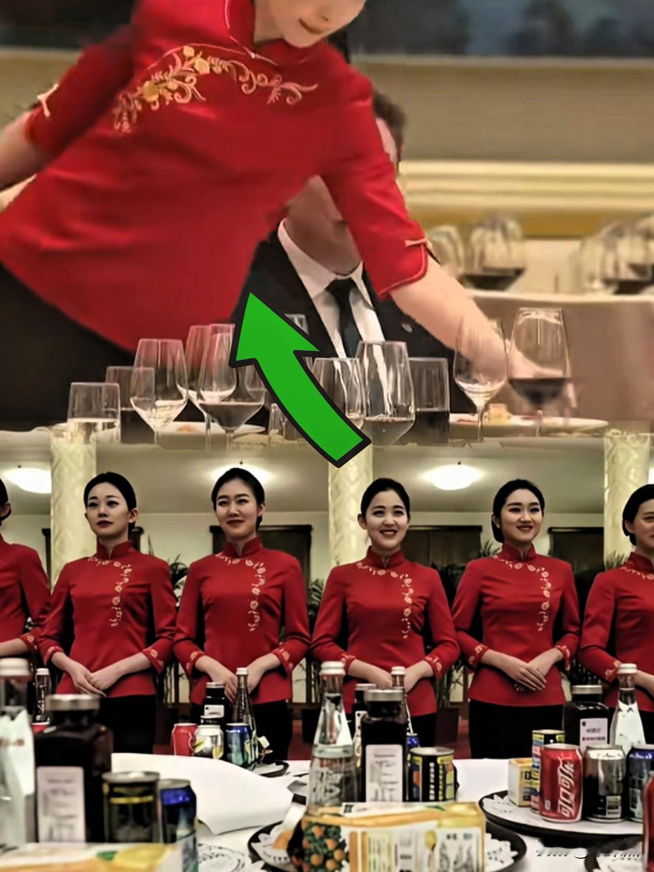 最近国宴全网刷屏我不好奇吃的什么我好奇那些国宴上的服务员，穿着红制服，实