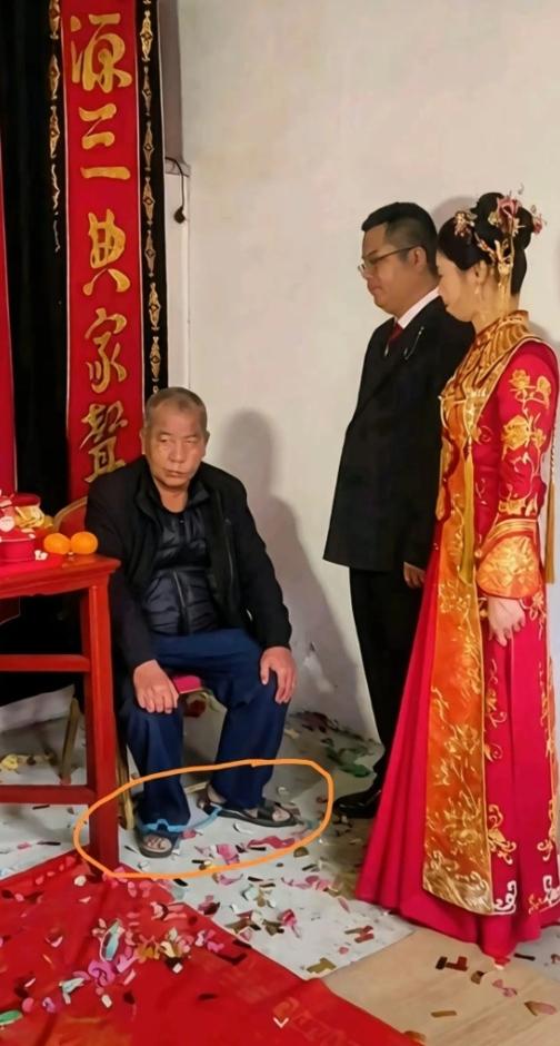 看哭了！婚礼上这一幕太扎心婚礼现场本该热热闹闹，可这张照片看得我心里咯噔一