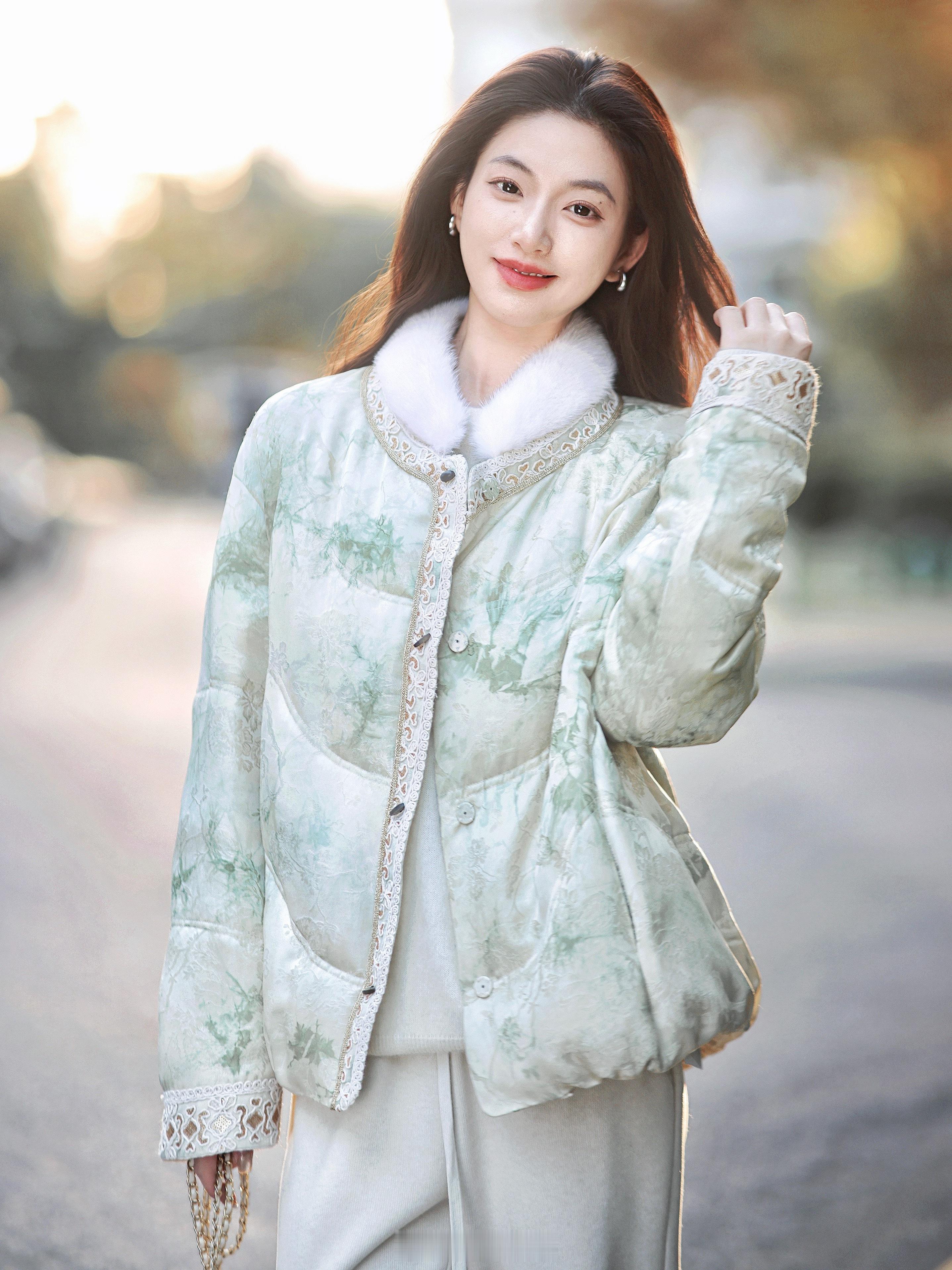 是谁钦点的国风来着？这不就来了～90鹅绒+水貂领/真丝印花轻盈舒服又贵气再来绣