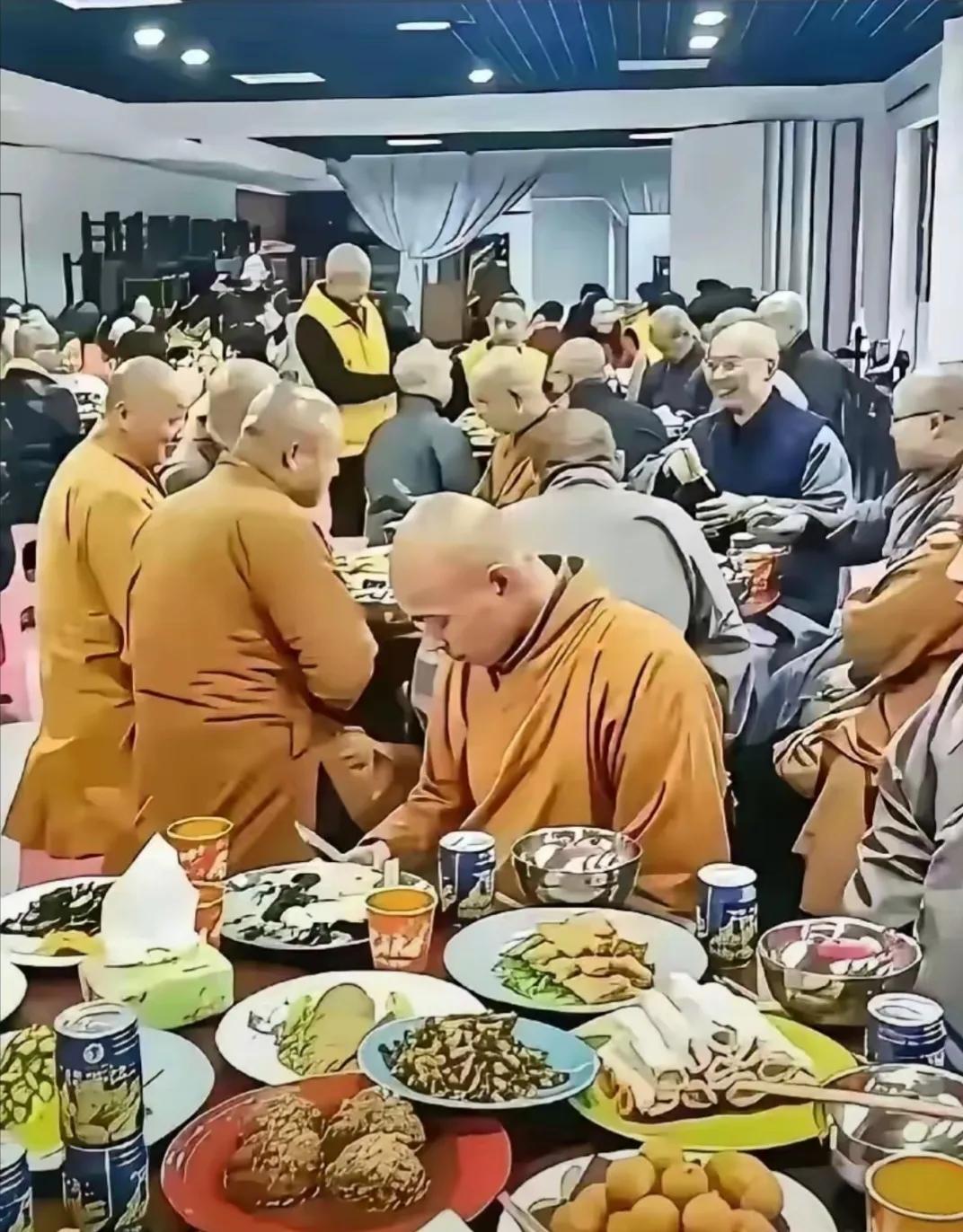 看到这张图，我真的不知道该说什么了？心里挺不是滋味的，这么丰盛的宴席，一