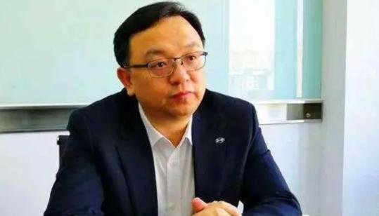 王传福说，他高中时回家要生活费时，他嫂子张秀菊，翻箱倒柜，兜里就几毛钱，嫂子一拍
