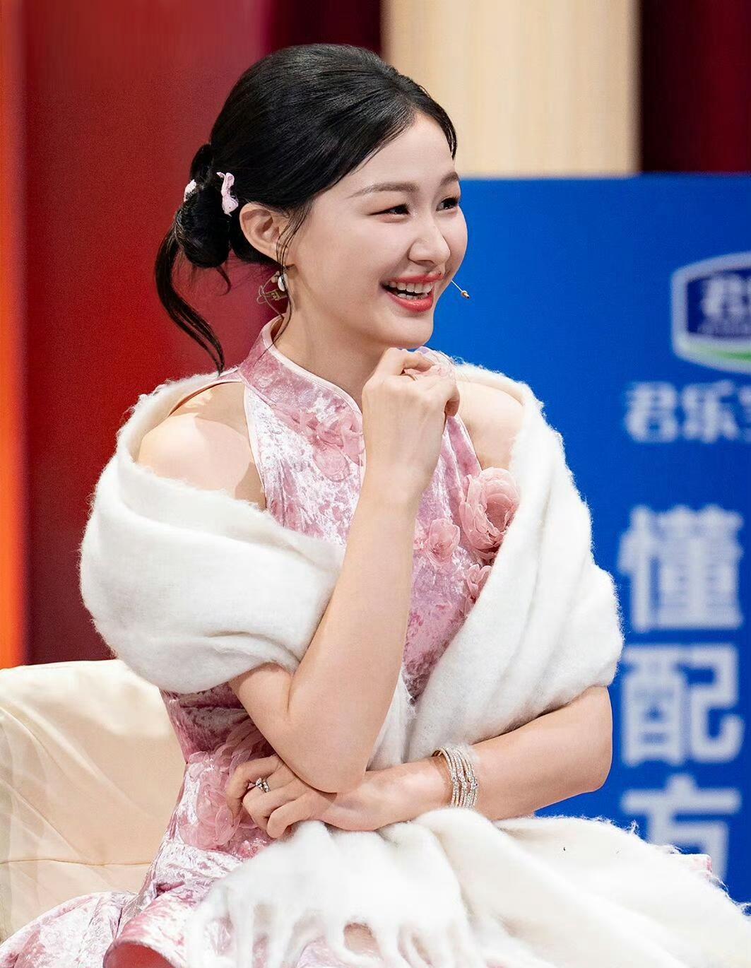 因为王家卫的录音，我特地去看了下金靖在《王牌》的表现。该说不说，她这身材真的是