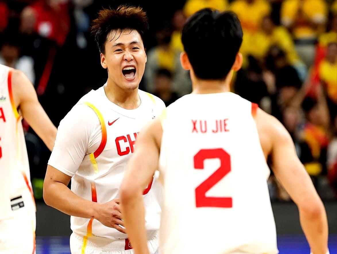 男篮最近这比赛看得人血压高！连徐杰赵睿都憋不住吐槽了——徐杰先炸锅：“睿哥，