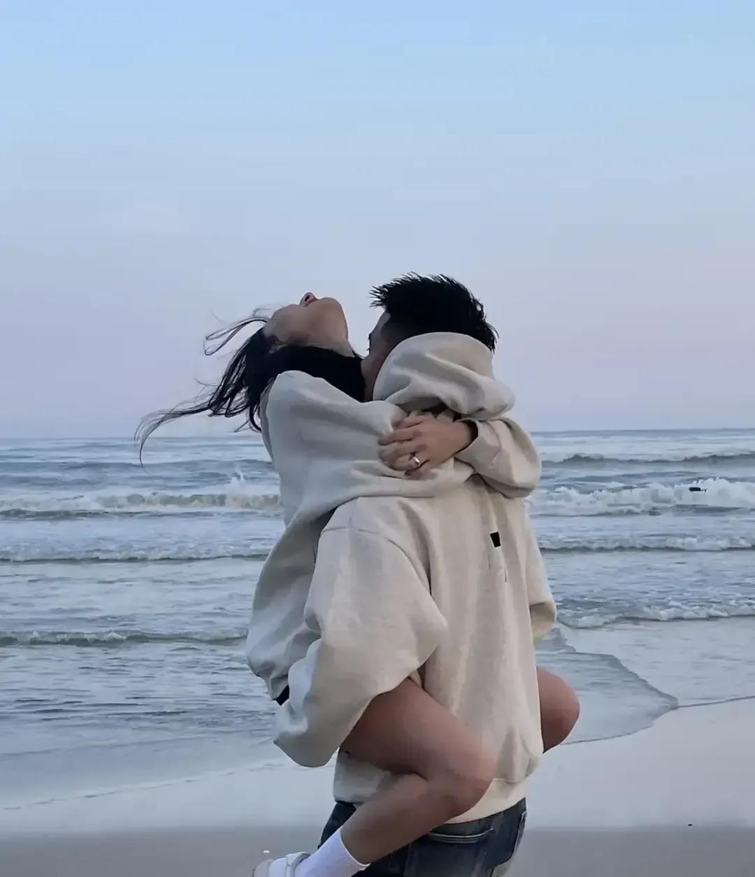 都市夫妻把结婚证改成合伙合同，各找各的玩伴，回家还能同桌吃饭。我刷到帖子时差点