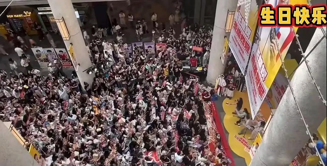 大头今天生日，看看粉丝们给大头庆生的场面。简直震撼啊，人山人海，而且秩序井然，