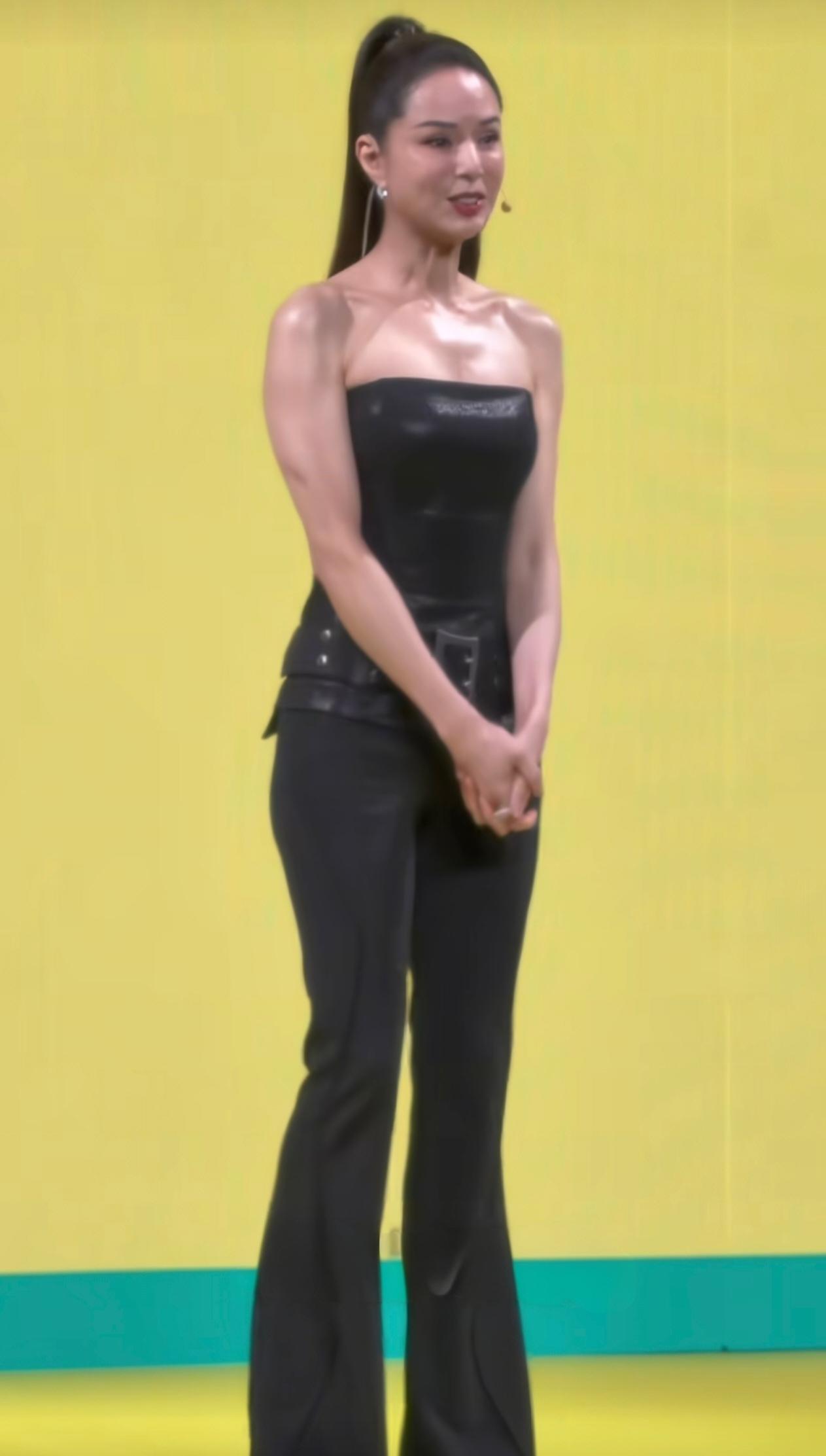 小龙女李若彤5月17日上海活动的现场状态，真的被她折服了！已经60岁的年纪，高马
