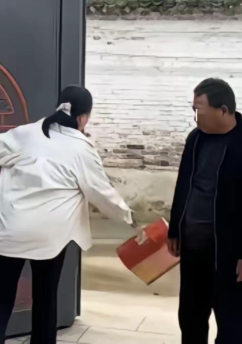 180万拆迁款全给儿子，女儿借钱被拒四年不让进门：老父亲上门看外孙遭冷语“找你儿