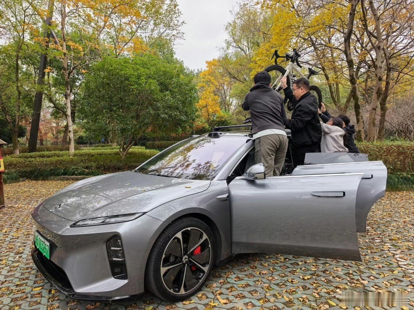 闪电终于上车了！第一次上蔚来et5t没什么经验4个人才完成但是你别说，你还真