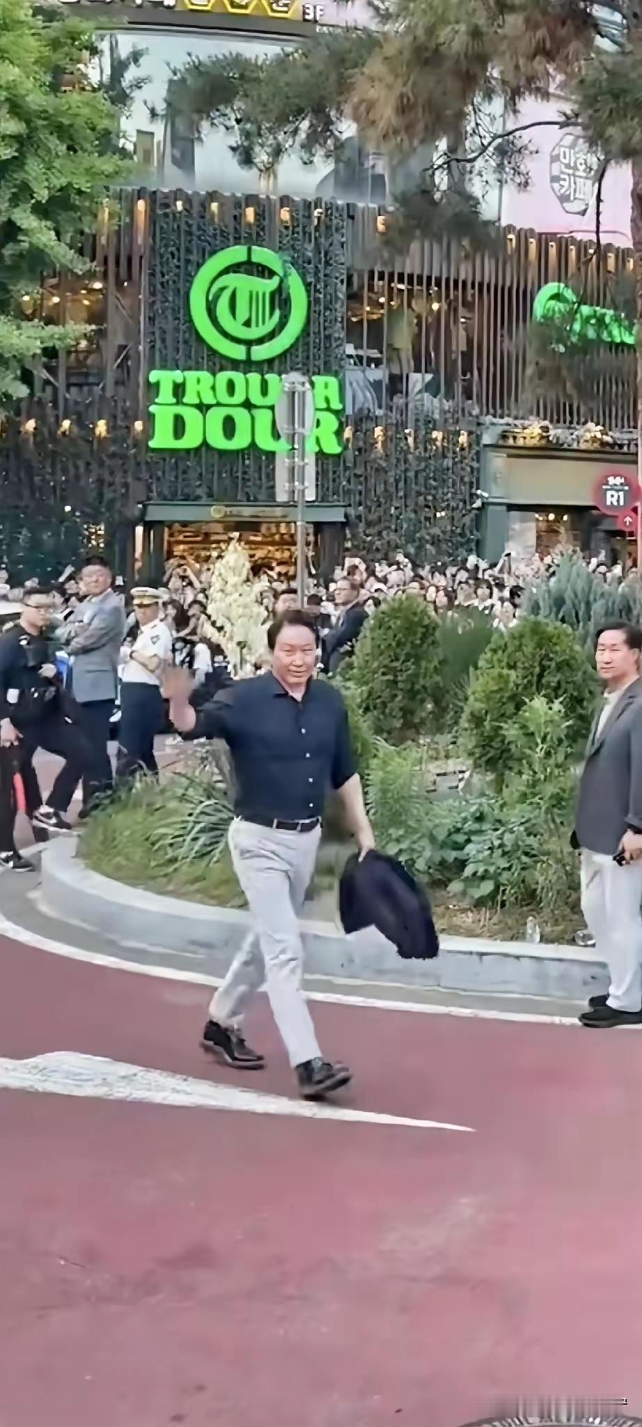 Sk海力士的老板∽崔泰源。现在国内科技圈的这些“精英们”，崇拜这家伙比崇