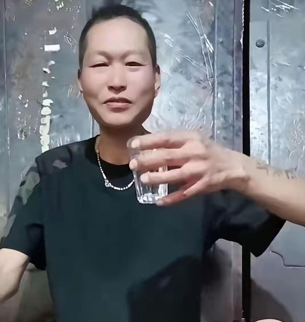 46岁“酒神”吐血而亡，两个女儿披麻戴孝：直播间里叫好的大哥，你们满意了吗？