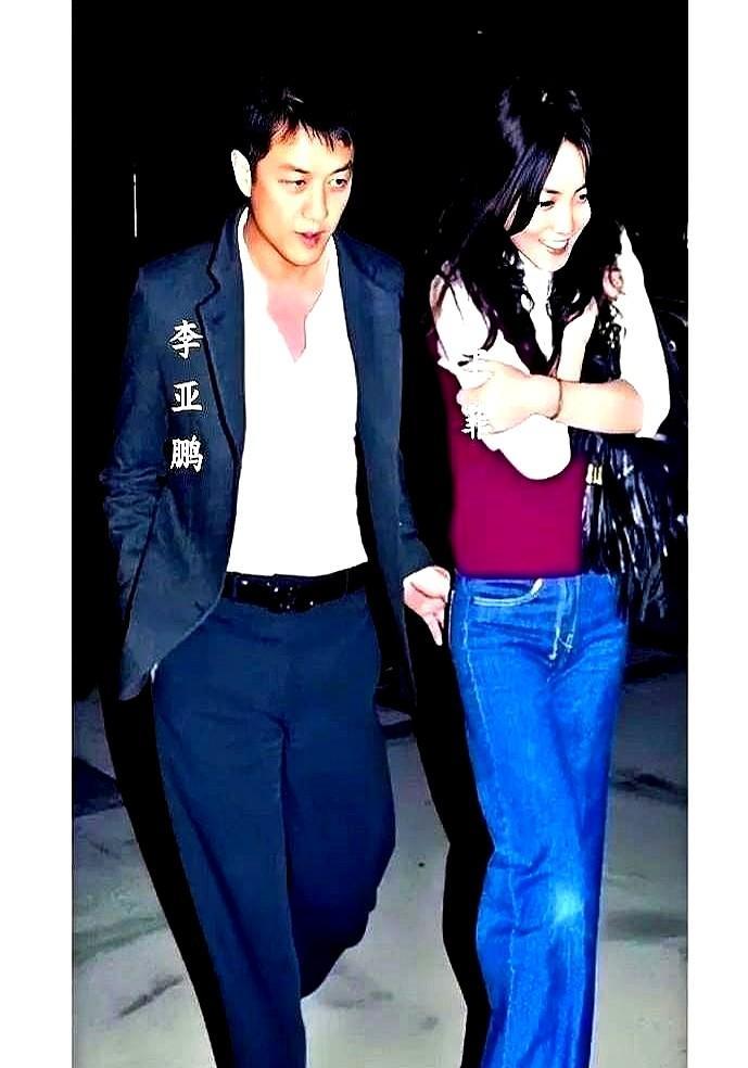 那张没披外套的照片，早被风吹散了。李亚鹏在直播间喊“家人们下单”，每卖一件衣服