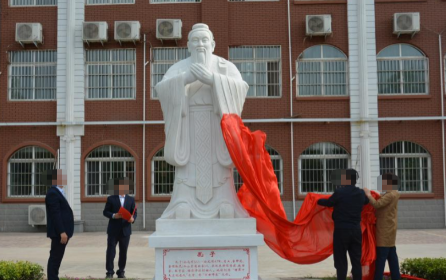 东莞天价学费中学竟要学生捐钱建孔子像？家长怒怼：3.3万学费掏不起雕像钱？