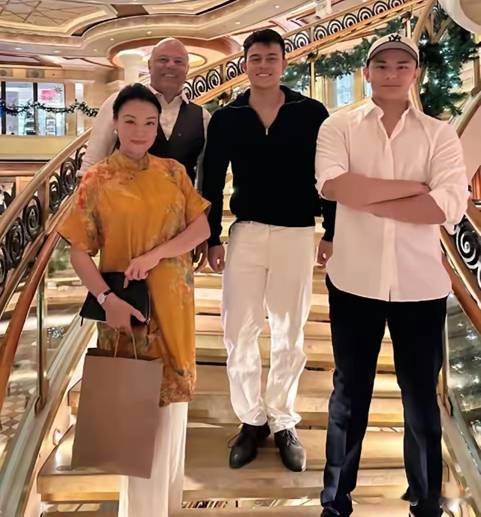 女演员史可找了个外国老公，并且生下了两个高大帅气的儿子。有人说，有一亿不如有两个