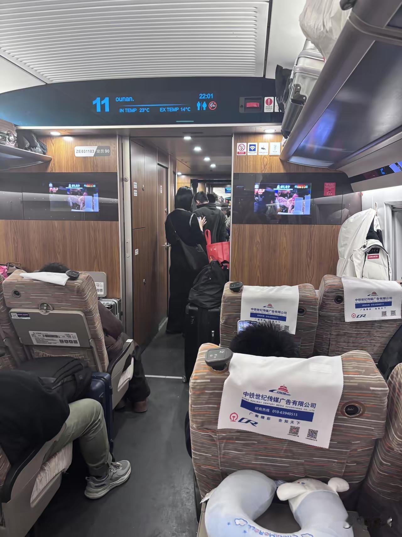 今日做高铁，邻座姑娘够不着行李架，爱人顺手帮她把箱子抬了上去。对方眼皮都没抬