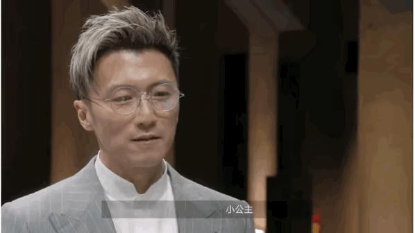 炸锅了！某厨艺比赛现场，选手竟抄起现成火锅底料猛炒油爆虾。台上谢霆锋脸色一沉，问