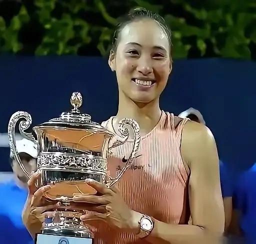 孙心然想见郑钦文，但很难！美网青少赛冠军孙心然，接受赛后采访时，说她是郑钦文的粉