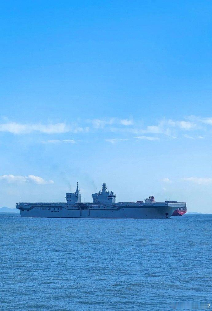 首次试航中的076四川舰美图，航母天生属于远洋，大洋上的航母也更显霸气。四川舰两