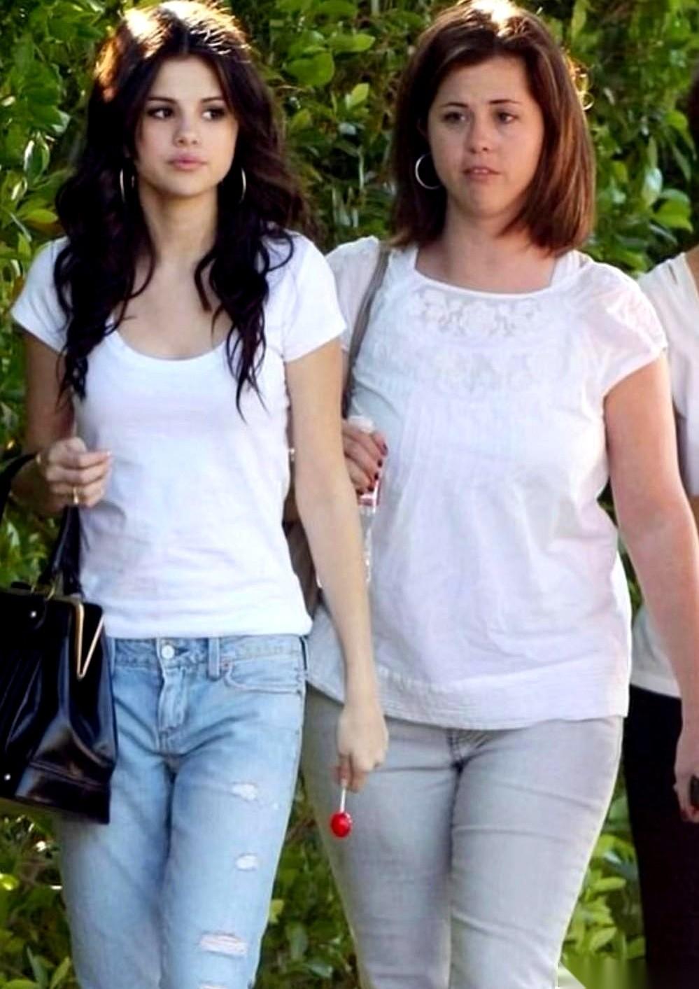 16岁，还在读高中的曼蒂，生下了赛琳娜·戈麦斯。这数字一甩出来，当妈的，比女儿