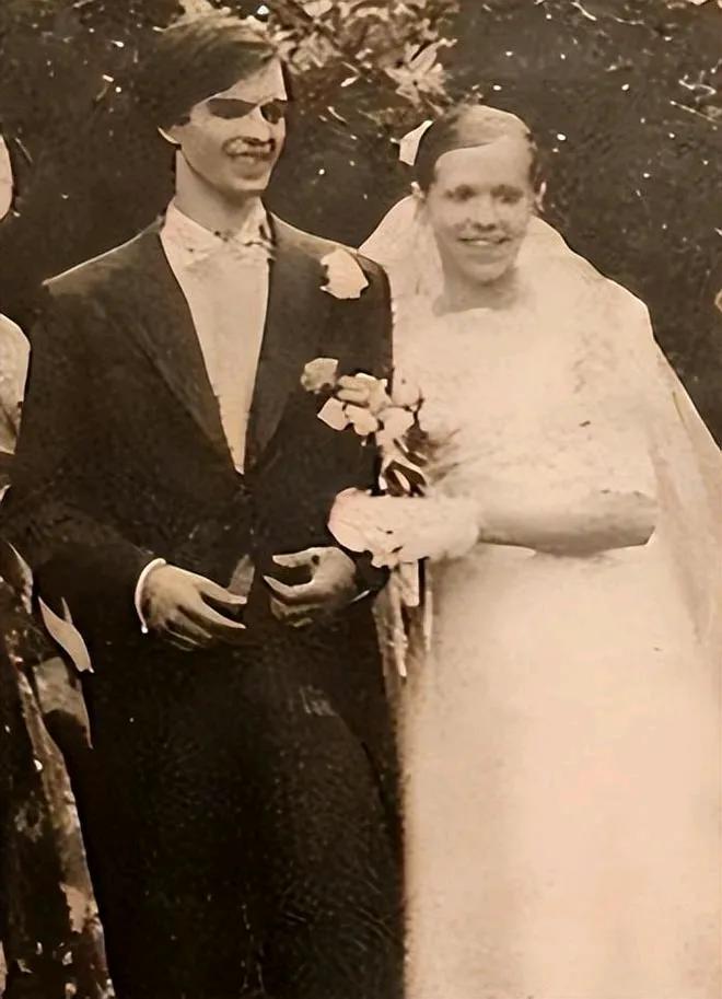 布丽吉特的两次婚礼，年轻时的她穿着婚纱婚礼仪式隆重，老了的她嫁给马克龙，马克龙笑