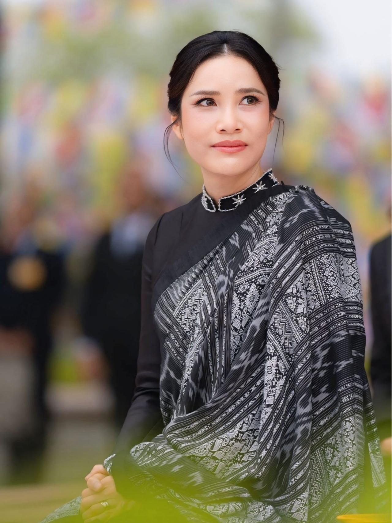 41岁诗妮娜贵妃好仙，成功演绎印度传统服饰诗妮娜简直就是行走的衣服架子！不管是