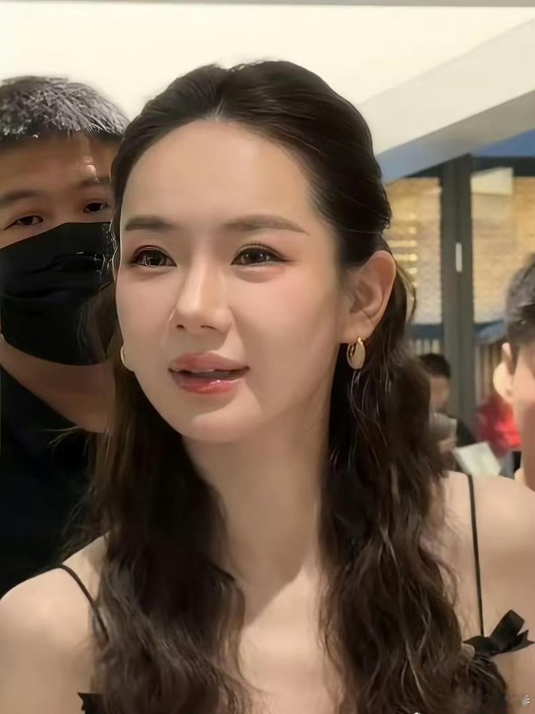感觉戚薇的面相又变了，看来脸不能经常动啊，否则会很严重的！还是喜欢早期的她。