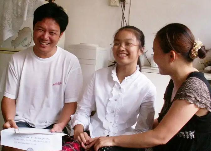 原来他是王虹父亲！为女儿放弃政府办工作，怪不得女儿35岁拿下菲尔兹奖，不鸡娃、不